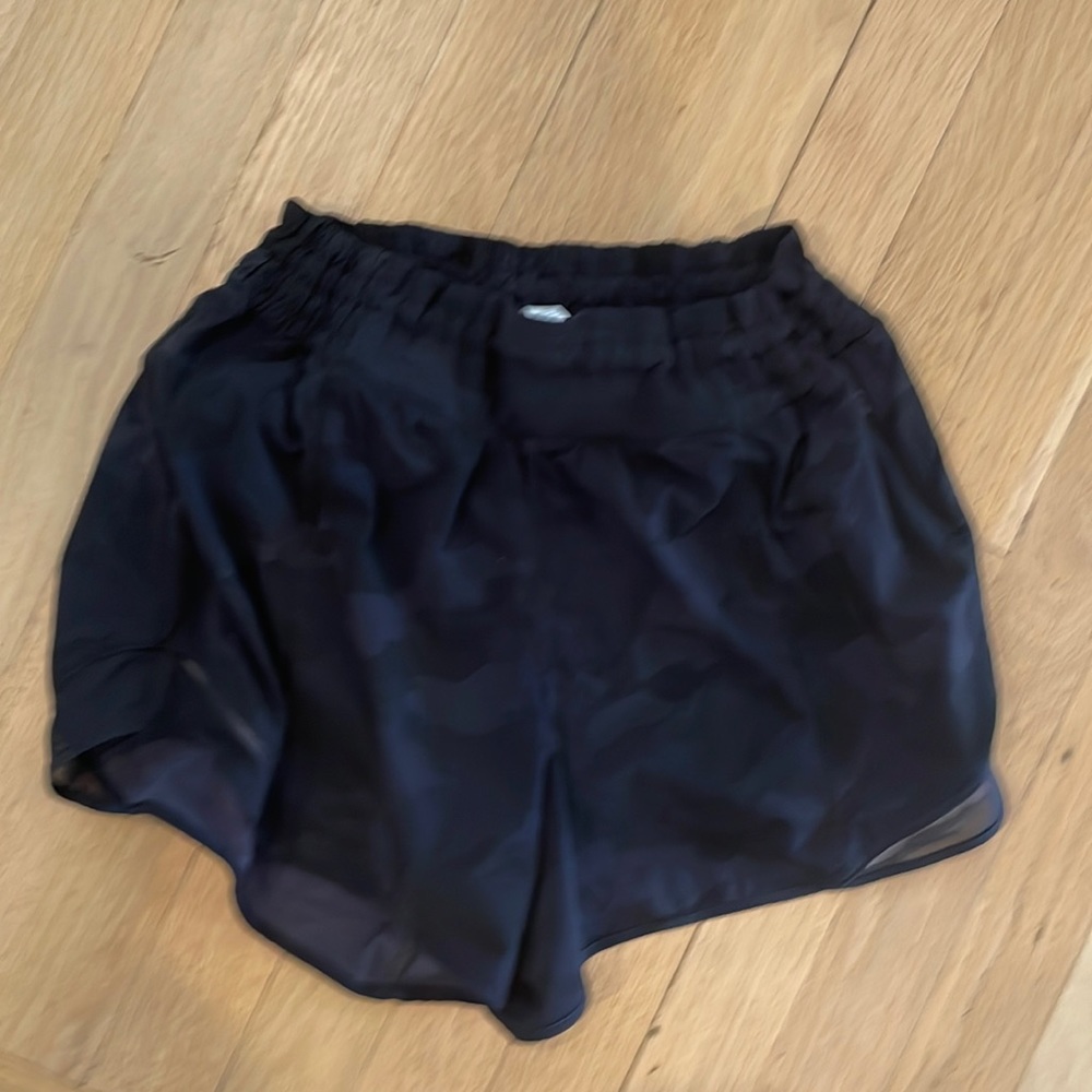 Lululemon hotty hot high rise 4in lined size 8 black camo